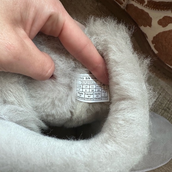 UGG Lilac Bailey bow NEW size 7, NWOB, hard to find, mid rise - Picture 6 of 6